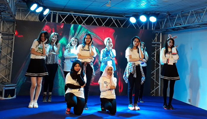  
Korea.net Honorary Reporters Dina Khaled and Sara Khaled from Egypt perform on stage during the K-pop Academy classes. (Dina Khaled and Sara Khaled) 
